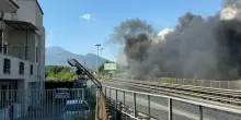 Incendio a Castellammare, fiamme sulla ferrovia: a fuoco un deposito, paralizzata la Penisola
