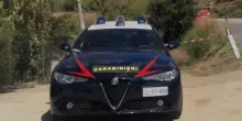 Picchia la vicina con un bastone, poi la minaccia con un'ascia: arrestato nel Cilento