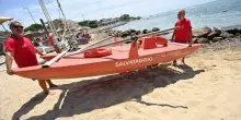 Santa Marinella, cade dallo yacht e nuota per oltre due ore tra le onde alte: salvato in extremis dai bagnini