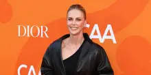 Charlize Theron celebra i suoi 50 anni: «Non me ne frega più niente degli altri. Ho fatto sesso con un 26enne ed è stato fantastico»