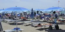 Spiagge vuote, i balneari: «Calo di presenze del 30%, vengono solo la domenica». Il Codacons: «Abbassare i prezzi»