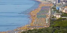 Spiagge vuote, ma non a Bibione: 18mila ombrelloni occupati e prezzi a partire da 21 euro, &egrave; sold out