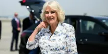 La regina Camilla in vacanza (senza Carlo) sullo yacht a 30 milioni dello sceicco. È polemica: «Non è una bella figura»