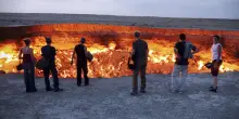 Il Turkmenistan spegne la Porta dell?Inferno: si chiude un incendio eterno, ma scoppia la crisi per il turismo e l?ambiente