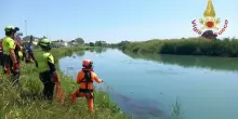 Jesolo, auto cade nel fiume: bambino di 6 anni resta bloccato nella vettura sott?acqua. Recuperato dai vigili del fuoco