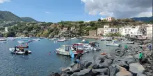 Ischia, nella baia di Cartaromana yacht fuorilegge violano l?area protetta