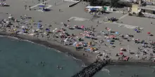 Crollo di presenze sulle spiagge, dietro la crisi il reddito reale indebolito e gli aumenti contrattuali che non recuperano l'inflazione