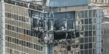 Incendio in una torre del Centro direzionale: colpiti due studi legali