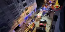 Incendio in un appartamento di Trieste, palazzo di sette piani evacuato: una persona salvata con l?autoscala