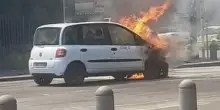 Napoli, taxi in fiamme a via Marina: intervengono i carabinieri, danni nella zona
