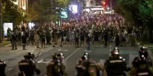 Serbia, come sono cambiate le proteste antigovernative a Belgrado: dai cortei pacifici agli scontri violenti