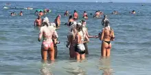 Schiuma party in spiaggia, i partecipanti si sciacquano nel mare. Bagnanti increduli: «Pratica cafona da vietare»