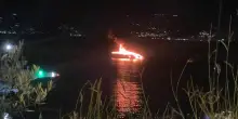 Sapri, distrutto da un incendio uno yacht di 24 metri. Era di un notaio di Salerno.