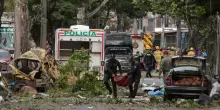 Colombia, due attentati a Calì, autobomba ed elicottero abbattuto con droni: 17 morti. Tra questi alcuni agenti di polizia