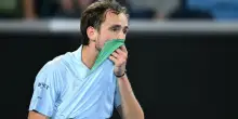 Medvedev litiga con l'arbitro e aizza il pubblico (per colpa di un fotografo) ma viene eliminato da Bonzi al primo turno degli US Open: cosa è successo