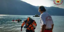 Lago di Como, salva i due figli piccoli caduti dalla barca ma non riemerge: l'uomo è disperso
