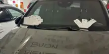 Lascia l'auto nel centro commerciale dell'aeroporto e parte per le vacanza. Sul parabrezza decine di multe e le scritte ironiche: «Buon rientro»