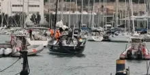 Cade dalla barca a vela e viene ucciso dall'elica sotto gli occhi del figlio e tre amici. Tragedia ad Ancona