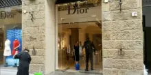 Dior, furto al negozio in pieno centro a Firenze: nella notte rubati borse e vestiti per 200mila euro