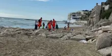 Bambina di 4 anni muore annegata in mare, era in vacanza con i genitori: il corpicino della piccola riportato a riva dai bagnanti