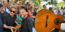 Concerto Ligabue alla Reggia di Caserta, il cantante firma la chitarra di Fausto Mesolella
