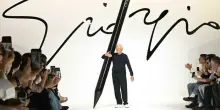 Giorgio Armani, oggi i funerali (blindati) a Rivalta: sarà sepolto accanto alla madre. Alla camera ardente l'omaggio di amici e colleghi
