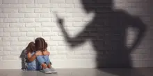 Schiaffi e sculacciate ai bambini, lo studio dell'Oms: «Nessun beneficio, portano solo paura, depressione e ansia»