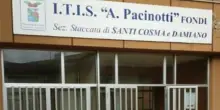Latina, 15enne suicida. «I compagni lo hanno bullizzato». L'ultimo messaggio nella chat di classe