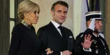 Brigitte Macron mostrerà le prove «che è nata donna». La causa in America e cosa dirà ai giudici la first lady
