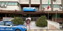 Poliziotto di 58 anni si toglie la vita con la sua pistola, ritrovato dai colleghi: dramma in Questura a Foggia
