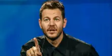 Alessandro Cattelan: «Sanremo? Se non lo conduci sei un fallimento. Non uso l'IA, mi piace quando mi pagano col Pos»