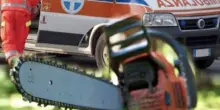 Motosega gli recide braccio e arteria, rischia di morire dissanguato: dramma durante i lavori in casa