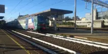 Si arrampica su un treno, 14enne tocca la linea elettrica e rimane folgorato: &egrave; grave