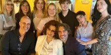 Sophia Loren festeggia 91 anni con figli e nipoti: la foto in famiglia nella sua casa di Ginevra