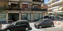 Banda di ladri si cala in banca da un buco sul soffitto, minaccia i dipendenti con le pistole e scappa con il bottino