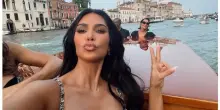 Kim Kardashian va a un appuntamento al buio con il curriculum (per colpa della mamma): «Credevo fosse un colloquio di lavoro»
