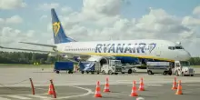 Ryanair, addio al celibato turbolento costringe il volo Londra-Alicante all'atterraggio d'emergenza: il caos a bordo dell'aereo in un video
