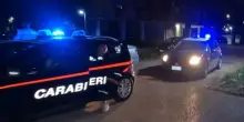 Napoli, litiga con la compagna e lancia una felpa incendiata in casa: arrestato 41enne