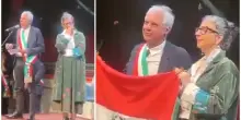 Francesca Albanese «umilia» il sindaco di Reggio Emilia (che la stava premiando): «Libertà degli ostaggi israeliani? Non dirlo più e ti perdono»