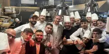 Kevin De Bruyne a Napoli, sorpresa al ristorante Punto Nave: foto con lo staff in cucina