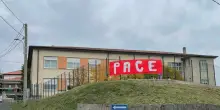 Striscione con la scritta ?pace? a scuola, il sindaco lo fa rimuovere: «Questioni di sicurezza». Esplode la polemica