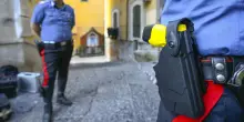 Morto dopo il taser, la chiamata la 112, la casa distrutta, lo spray al peperoncino: «Era nudo e in stato confusionale». Cosa è successo