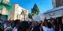 Rombo di motori e palloncini bianchi, folla commossa per l'ultimo saluto a Paky