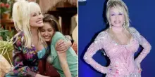 Dolly Parton non sta bene, l'appello della sorella spaventa i fan: «Pregate per lei». Il messaggio di Miley Cyrus e il dietrofront. Cosa sappiamo