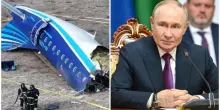 Aereo precipitato in Kazakistan, Vladimir Putin ammette: «Colpa dei nostri missili, risarciremo le famiglie delle vittime»