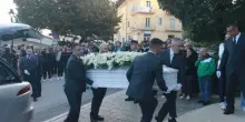 Tragedia di Paupisi, i funerali di Elisa e del figlio Cosimo: in tanti in chiesa per l'ultimo saluto
