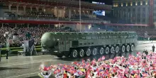 Il supermissile nucleare Hwasong-20 presentato da Kim alla parata norcoreana: può colpire New York