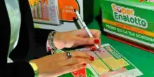 Superenalotto, italiani riservati: 4 su 10 non condividerebbero la notizia nemmeno con i parenti più stretti