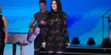 Laura Pausini: «Ho iniziato a cantare con mio babbo a 8 anni. Il primo Sanremo? Bellissimo, c'era Pippo Baudo». Il mini concerto in studio