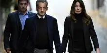 Sarkozy entra in carcere, l'uscita da casa mano nella mano con Carla Bruni. La cella di 9 metri e ?un'ora d'aria al giorno